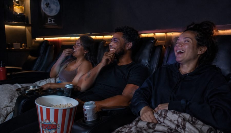 Amigos maratonando filme com cobertores